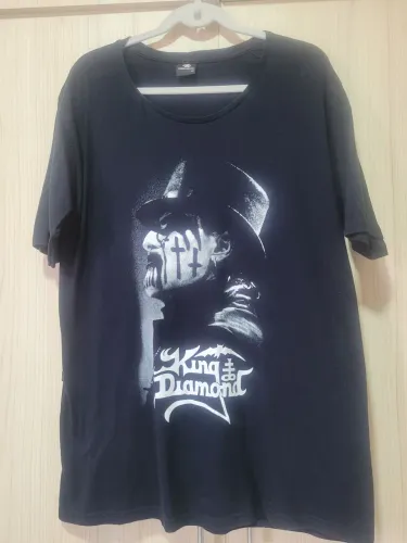 camiseta unissex preta de algodão com estampa da banda King Diamond. 