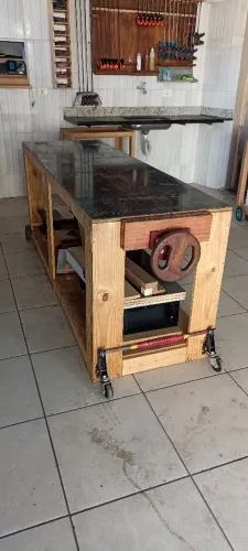 Mesa Bancada com Morsa Grande e Rodízios Marceneiro