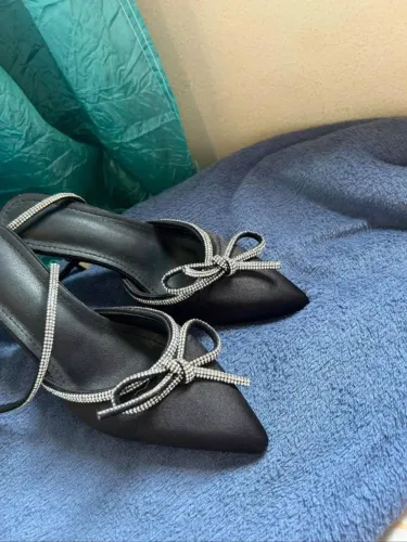 ? Scarpin Slingback preto com Strass?