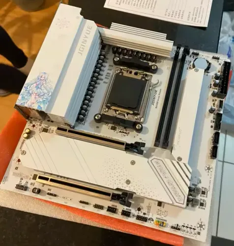 Placa-Mãe JGINYUE B650M Snow Dream AM5 DDR5 para CPU AMD Ryzen Séries 7000/8000/9000