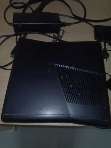 Vendo Xbox 360 com HD cheio de jogos.