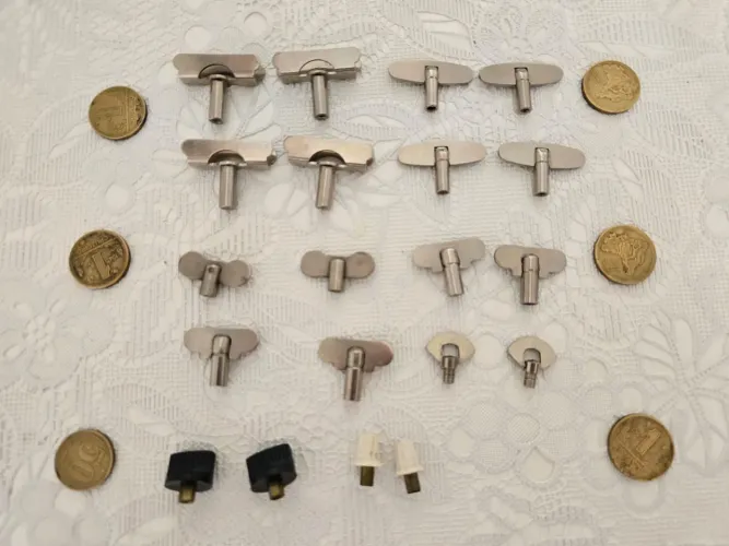 Lote de chaves de despertadores antigos novas as 6 moedas antigas vai de brinde