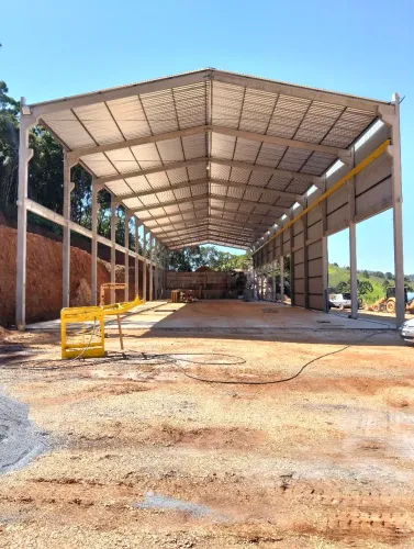 DIRETO FÁBRICA BARRACÃO GALPÃO PRÉ MOLDADO MONTADO ESTRUTURA COMPLETA COM COBERTURA 