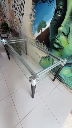 Mesa de tampo em vidro bisotado, com os pés em alumínio, medidas: 90x180cm