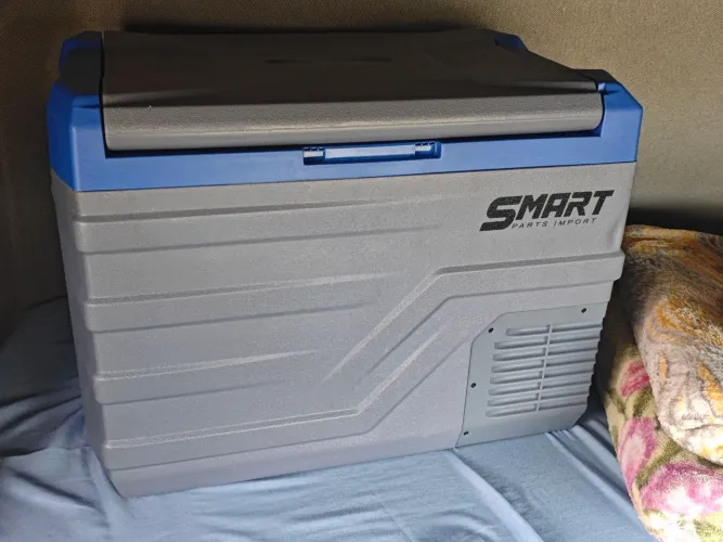Vende-se geladeira de gabina para caminhão de 40L, pouco tempo de uso