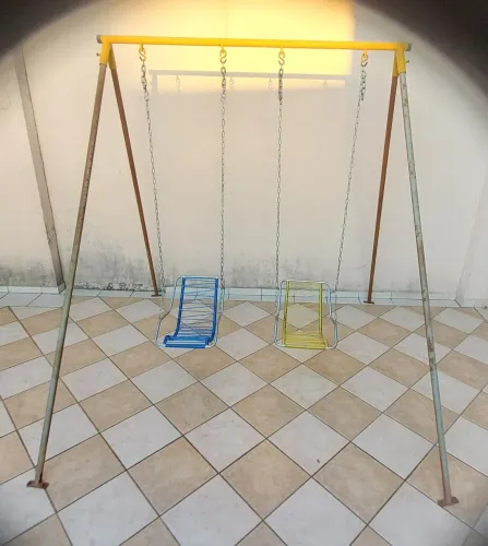 Balanço infantil de ferro. Cadeiras com encosto e proteção lateral. Altura ajustável.