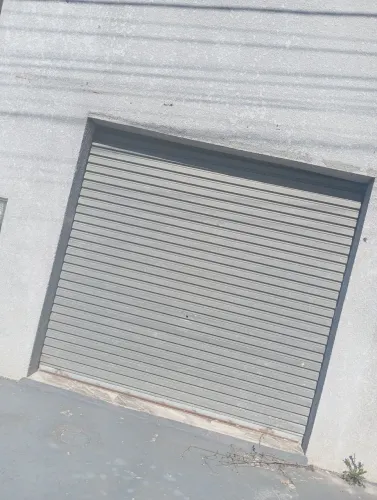 Porta para comércio , está sem fechadura 