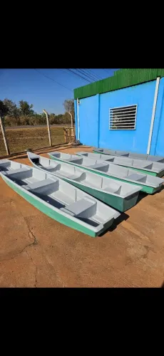 Barcos e canoas de fibra