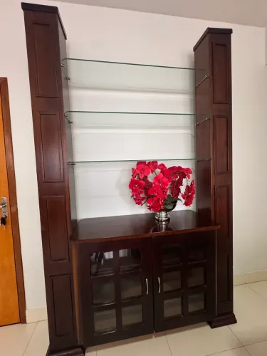 Vendo estante vazada (abre dos dois lados) na madeira embuia pura