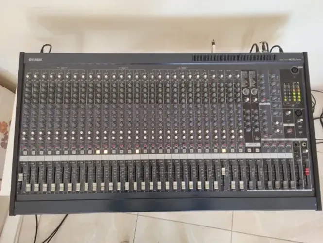 Mesa de Som Yamaha MG32/14FX usada em Excelente Estado