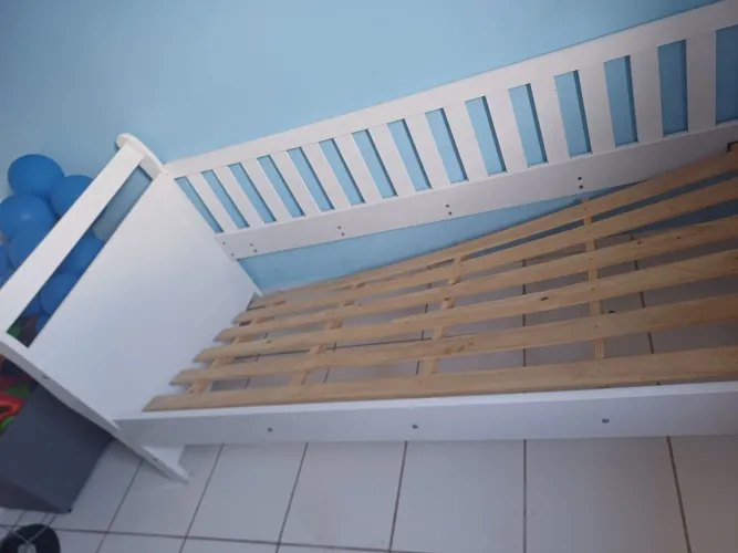 Cama de solteiro usada