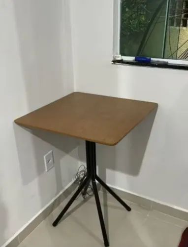 VENDO MESA COM BANCOS