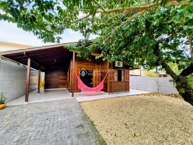 Casa mobiliada a apenas 150 metros da Praia do Sonho | Porteira Fechada