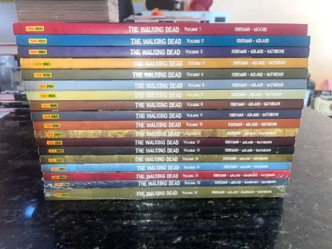 The Walking Dead - Volumes 1 ao 15, 30, 31 e 32.