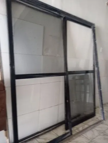 Porta de alumínio 4 partes do quadrado em alumínio com vidro porém falta dois vidros ....
