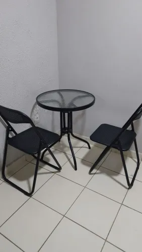 Mesa com 2 unidades de cadeira