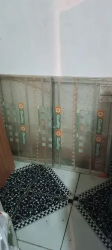Porta MDF e janela de vidro, novos embalados nunca usados os dois vendo por 250 reais