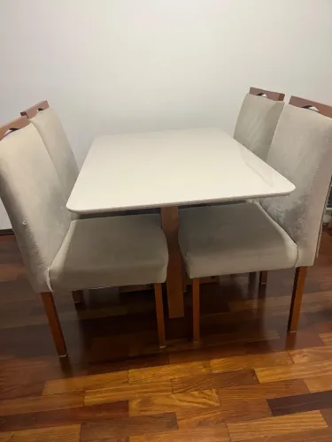 Título: Mesa de Jantar com 4 Cadeiras Estofadas (Bege / Off-White)