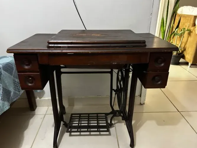 Máquina de Costura Antiga Happy Original com Gabinete de Madeira - Relíquia Vintage