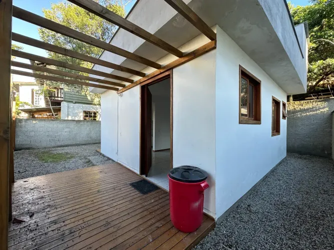 Casa de 1 quarto com suíte com amplo pátio localizada no Rio Tavares em condomínio que ace