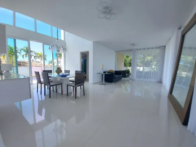 Oceanis, casa de alto padrão, 03 pavimentos, área de lazer privativa com piscina e churras