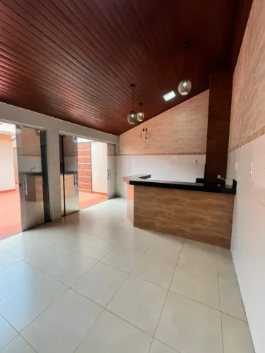 Casa à venda em Rio Verde com localização privilegiada, espaço amplo, churrasqueira e 3 qu