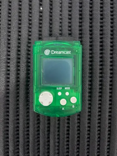VMU (Visual Memory Unit) original do Sega Dreamcast, a famosa memória com tela do console.