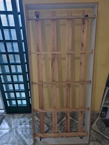 Estrado com rodinhas para cama auxiliar. 