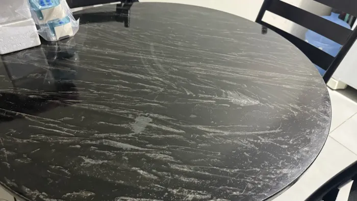 Mesa com tampo de pedra + 4 cadeiras