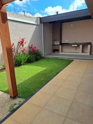 Linda casa em condomínio com 3 dormitórios sendo 1suíte,com quintal gramado e churrasqueir