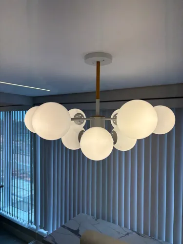 Lustre pendente com globos de vidro fosco branco.