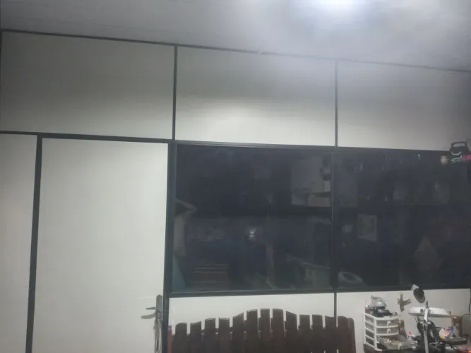 Divisória tipo Eucatex em ótimo estado de conservação.