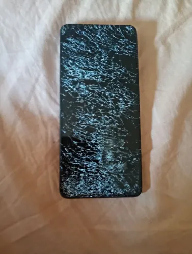 Um moto g04 se que está com a tela quebrada mais quando alguém comprar eu ajeito 