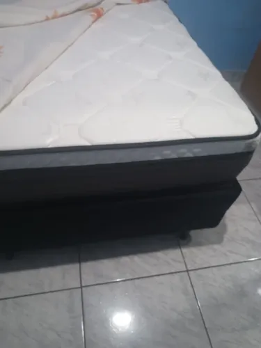 Vendo uma cama de casal ela está bom estado eu não entrego