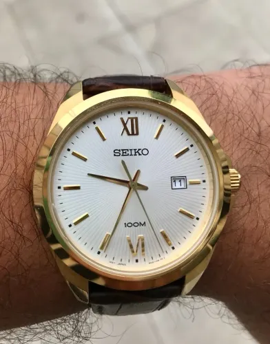 Relógio social Seiko SUR 284 com pulseira de couro