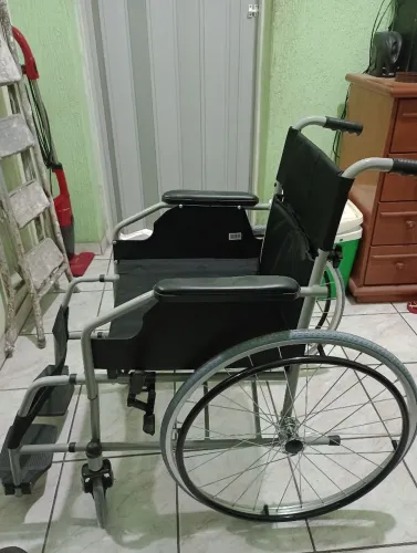 Cadeira de rodas semi nova