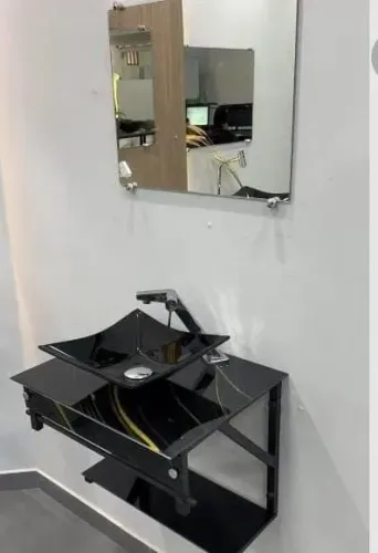 Gabinete de vidro  50cm APX com cuba  quadrada preta .
