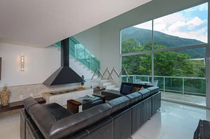 Casa à Venda no Condomínio Retiro do Chalé com 5 Suítes - 490m².