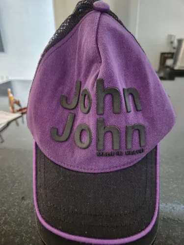 Bone original da JohnJohn roxo e preto