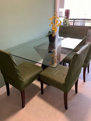Mesa de vidro para 6 lugares com 5 cadeiras