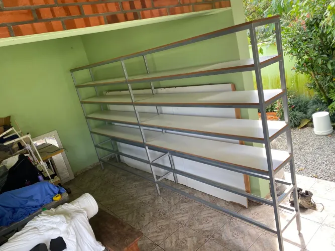 Prateleira de ferro