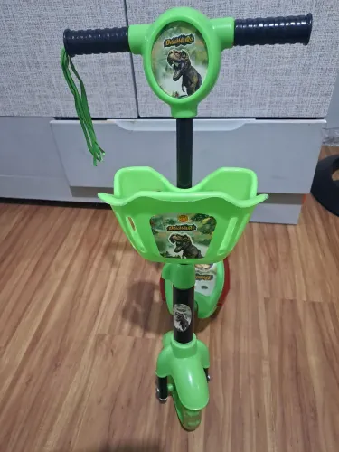 Patinete Dinossauro com luzes e som