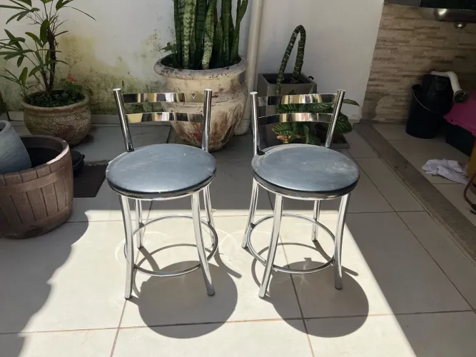 PAR DE BANQUETAS CROMADAS COM ENCOSTO