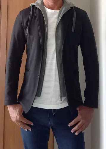 Blazer preto de moleton com capuz retrátil