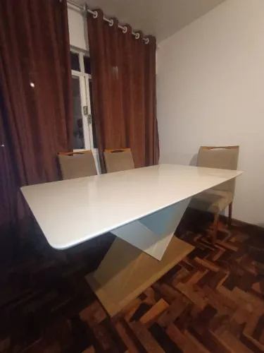 Mesa de MDF semi-nova impecavel com 6 cadeiras