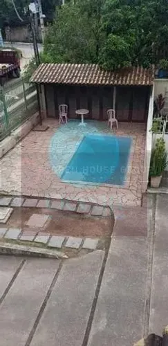 Ocean vende: casa com 2 pavimentos e suíte desintegrada localizada ao fundo do imóvel pisc