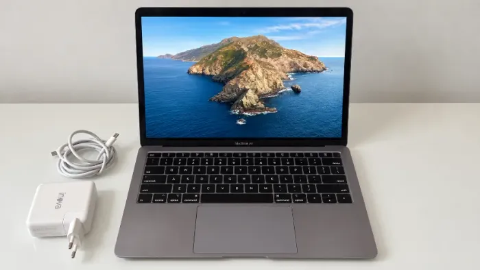 Vendo MacBook Air 2018, cor cinza espacial, com tela Retina de 13,3 polegadas.