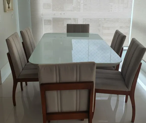 Mesa com 6 cadeira