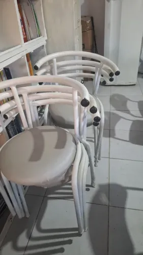 Mesa de jantar com 8 cadeiras. 2 metros de comprimento por 90 de largura. Valor R$1.200 re