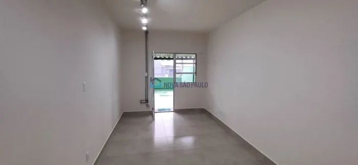 Apartamento garden reformado com porcelanato, bancada com cooktop em granito perto da Sant